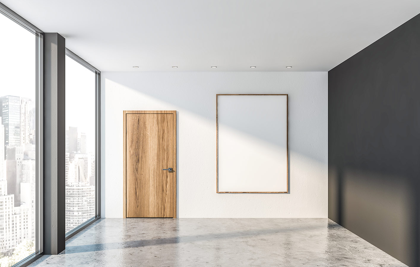 Holztür in einen leeren Raum mit einer großen Glasfront