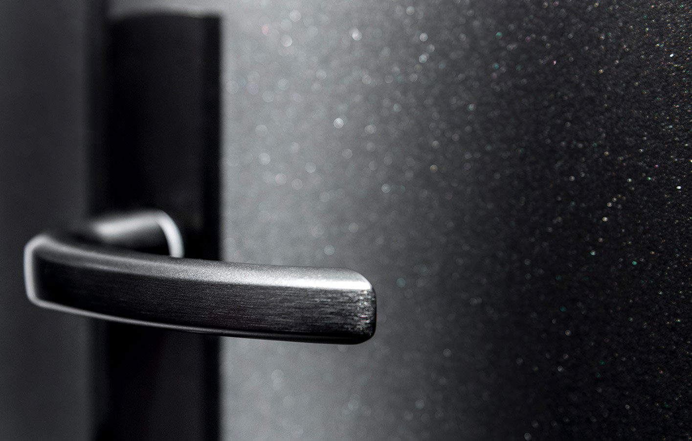 Designbeschläge - Türdrücker kaufen bei Borchard Parkett in Salzgitter Metall Türgriff an einer schwarzen Zimmertür